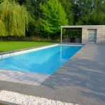 piscine enterrée sol pierre et bois